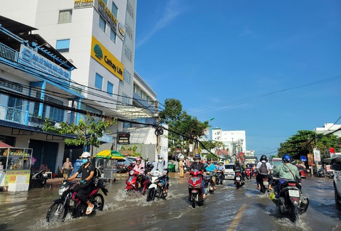 Quốc lộ 91 đoạn qua quận Ninh Kiều, TP Cần Thơ chật hẹp, xuống cấp, là một trong những dự án cần được nâng cấp - Ảnh: CHÍ QUỐC Quốc lộ 91 đoạn qua quận Ninh Kiều, TP Cần Thơ chật hẹp, xuống cấp, là một trong những dự án cần được nâng cấp - Ảnh: CHÍ QUỐC