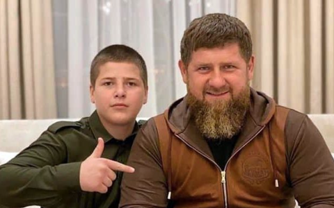 Lãnh đạo Chechnya Ramzan Kadyrov (phải) và con trai Adam Kadyrov - Ảnh: THE TELEGRAPH Lãnh đạo Chechnya Ramzan Kadyrov (phải) và con trai Adam Kadyrov - Ảnh: THE TELEGRAPH