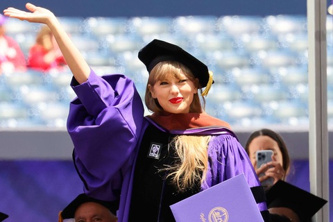 Taylor Swift được đưa vào nghiên cứu của Đại học Harvard- Ảnh 2. Taylor Swift xinh đẹp, rạng ngời trong ngày nhận bằng tiến sĩ - Ảnh: Entertainment Weekly