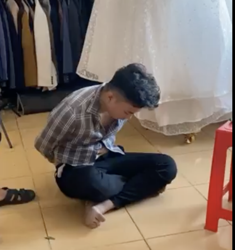 Thanh niên vào tiệm áo cưới vờ thử đồ rồi khống chế nhân viên nữ cướp tiền- Ảnh 1. Nhiều bị khống chế tại tiệm áo cưới - Ảnh cắt từ clip