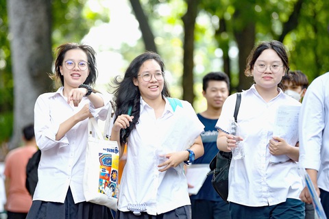 Xôn xao khi ngoại ngữ thành môn thi tự chọn: Bộ Giáo dục và Đào tạo nói gì?- Ảnh 1. Thí sinh dự kỳ thi tốt nghiệp THPT năm 2023 tại một điểm thi ở Hà Nội - Ảnh: NAM TRẦN