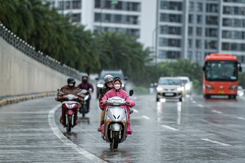 Thời tiết hôm nay 30-11: Trung Bộ mưa to kèm dông sét- Ảnh 1. Hôm nay 30-11, thời tiết Bắc Bộ chuyển lạnh, trời có mưa - Ảnh: NAM TRẦN