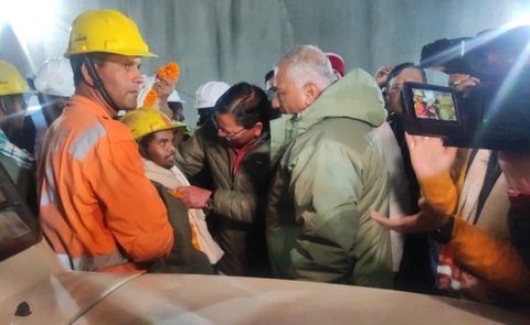 Thủ hiến bang Uttarakhand, Pushkar Singh Dhami chào đón các công nhân thoát nạn - Ảnh TIMES OF INDIA Thủ hiến bang Uttarakhand, Pushkar Singh Dhami chào đón các công nhân thoát nạn - Ảnh: NDTV