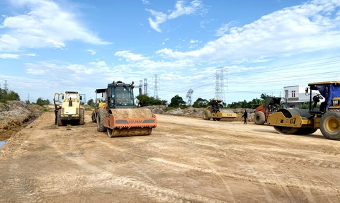 Thi công tuyến cao tốc Bến Lức - Long Thành khu vực tỉnh Đồng Nai thuộc một phần dự án đường vành đai 3 - Ảnh: TỰ TRUNG Thi công tuyến cao tốc Bến Lức - Long Thành khu vực tỉnh Đồng Nai thuộc một phần dự án đường vành đai 3 - Ảnh: TỰ TRUNG