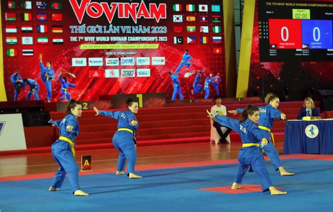 Khát vọng vàng của vovinam Ý- Ảnh 5. 4 VĐV Ý biểu diễn đồng đội kiếm nữ giành HCV - Ảnh: GIANG LÊ
