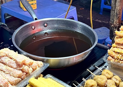 Dùng dầu ăn nào để chiên rán, dầu nào trộn salad thì tốt cho sức khỏe? - Ảnh 2. dầu ăn - Ảnh 2.