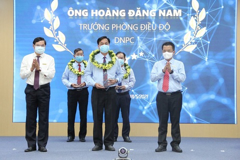 Vinh danh giảng viên nội bộ giỏi Tập đoàn Điện lực Quốc gia Việt Nam- Ảnh 2. Lãnh đạo EVNCPC vinh danh anh Hoàng Đăng Nam - cá nhân xuất sắc trong hoạt động sáng kiến, nghiên cứu khoa học giai đoạn 2016 – 2020