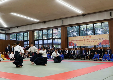 Màn biểu diễn võ đạo Nhật Bản tại buổi giao lưu võ thuật Việt Nam - Nhật Bản - Ảnh: TTXVN Màn biểu diễn Võ đạo Nhật Bản tại buổi giao lưu võ thuật Việt Nam - Nhật Bản - Ảnh: TTXVN