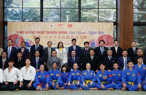 Chủ tịch nước Võ Văn Thưởng và đại biểu với võ sĩ hai nước tham dự chương trình giao lưu võ thuật - Ảnh: TTXVN Chủ tịch nước Võ Văn Thưởng và đại biểu với võ sĩ hai nước tham dự chương trình giao lưu võ thuật - Ảnh: TTXVN
