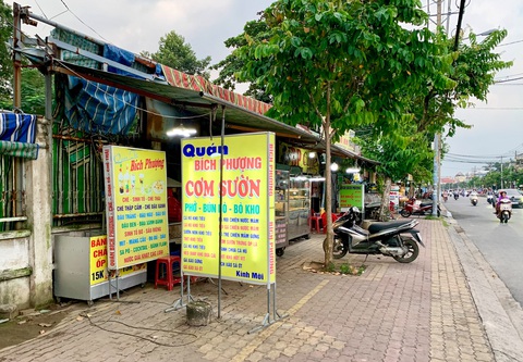 Nghịch lý trường học bệnh viện quá tải, đất công lại 'vườn không nhà trống' - Ảnh 7. Thực trạng khu đất này chủ yếu chỉ trồng các loại cây thông thường và bỏ trống không chăm sóc, hiện đang bị một số hộ dân lấn chiếm mặt tiền để buôn bán trái phép. Trong khi đó, chỉ tiêu trường lớp tại quận 12 đang thiếu. Theo Sở Quy hoạch - Kiến trúc TP, hiện UBND quận 12 đang phối hợp với các sở ngành để lập thủ tục thu hồi 14 khu đất sử dụng không có hiệu quả, trong đó có khu đất do Trung tâm Sâm và dược liệu TP. UBND quận 12 đã đề xuất thu hồi khu đất này để mở rộng Trường THCS Nguyễn Ảnh Thủ