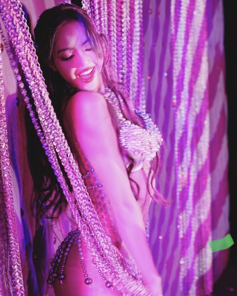 Hình ảnh táo bạo của Lisa trong buổi biểu diễn ở Crazy Horse gần đây Hình ảnh táo bạo của Lisa trong buổi biểu diễn ở Crazy Horse gần đây