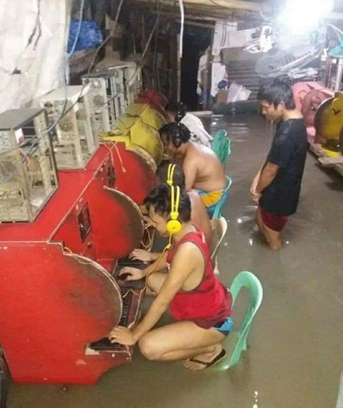 Ảnh vui 3-11: Cô dâu ra điều kiện nếu khách không chịu nhậu - Ảnh 4. Nước đến chân mới... ngồi xổm.
