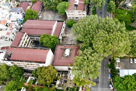 Nghịch lý trường học bệnh viện quá tải, đất công lại 'vườn không nhà trống' - Ảnh 1. Khu đất tại địa chỉ 129 Lê Văn Duyệt, quận Bình Thạnh là cơ sở cũ của Học viện Cán bộ TP. Sau khi học viện di dời về đường Chu Văn An, địa chỉ này nhiều năm hoang hóa