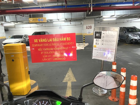 Một biển thông báo phạt tiền đậu xe không đúng vị trí tại một chung cư - Ảnh: KHẮC HIẾU Một biển thông báo phạt tiền đậu xe không đúng vị trí tại một chung cư - Ảnh: KHẮC HIẾU