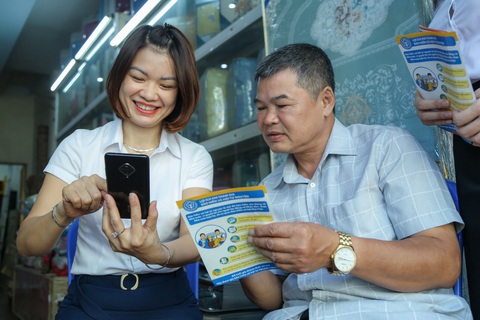 Nhân viên bảo hiểm xã hội tại TP Phúc Yên, Vĩnh Phúc tư vấn chính sách bảo hiểm tự nguyện cho một tiểu thương - Ảnh: HÀ QUÂN Nhân viên bảo hiểm xã hội tại TP Phúc Yên, Vĩnh Phúc tư vấn chính sách bảo hiểm tự nguyện cho một tiểu thương - Ảnh: HÀ QUÂN