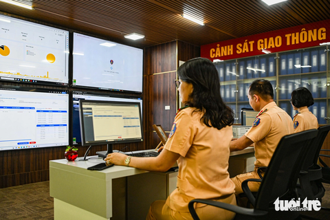 Người trúng đấu giá biển số 51K-888.88 của TP.HCM đã nộp tiền - Ảnh 1. Cán bộ giám sát đấu giá tại Cục Cảnh sát giao thông - Ảnh: HỒNG QUANG