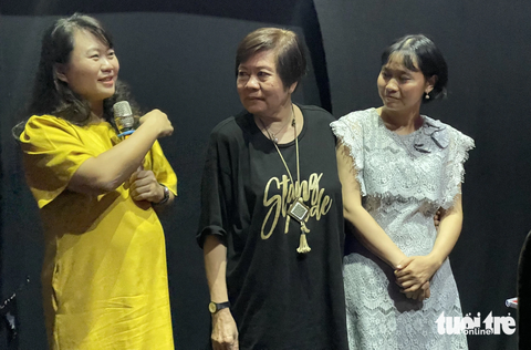 'Trong làm phim, điểm khó duy nhất của phụ nữ là không đủ ích kỷ như đàn ông' - Ảnh 1. Từ trái qua: tiến sĩ Hồ Khánh Vân, đạo diễn Việt Linh, tiến sĩ Nguyễn Thị Minh - Ảnh: THÁI THÁI