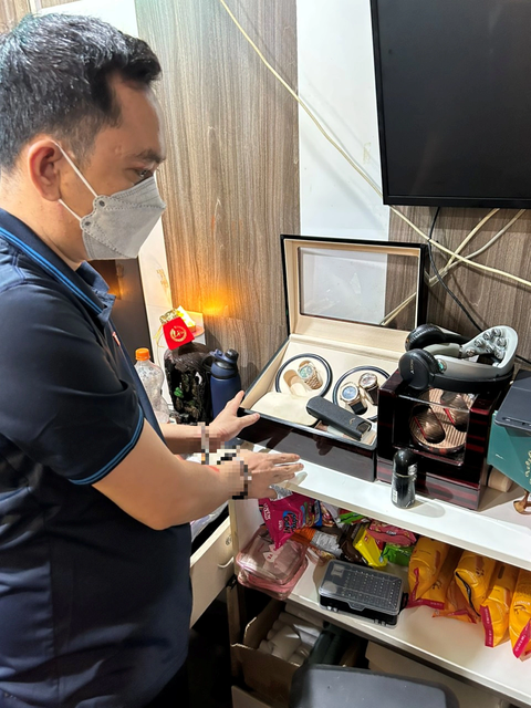 Thủ đoạn kẻ giả danh công an, mở văn phòng luật sư làm bình phong để lừa nhiều người - Ảnh 1. Cơ quan công an khám xét nơi ở của Thạnh và thu giữ các tang vật liên quan - Ảnh: H.B.