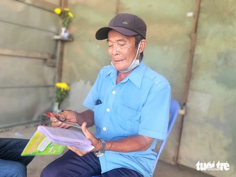 Xác minh vụ người bán vé số dạo 68 tuổi nghi bị kẻ gian giật 72 tờ - Ảnh 1. Ông Trần Văn Tỏ thuật lại sự việc ông bị kẻ gian giật 72 tờ vé số - Ảnh: NGỌC KHẢI