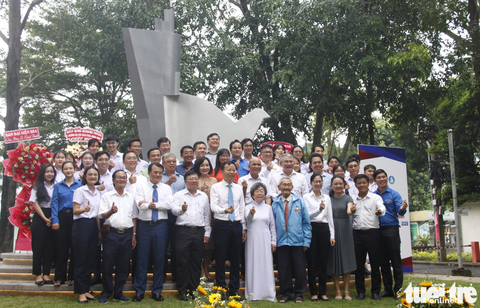 Không gian giáo dục truyền thống, tri ân các thế hệ anh hùng - Ảnh 1. Các đại biểu chụp hình lưu niệm tại Không gian truyền thống phong trào học sinh, sinh viên Sài Gòn - Gia Định - TP.HCM tại Trường đại học Bách khoa (Đại học Quốc gia TP.HCM) - Ảnh: CÔNG TRIỆU