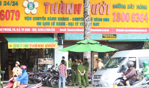 Nhà xe Thành Bưởi chính thức bị tước giấy phép 3 tháng - Ảnh 1. Công an kiểm tra tại trụ sở và nhiều chi nhánh của nhà xe Thành Bưởi ở TP.HCM ngày 26-10 - Ảnh: MINH HÒA