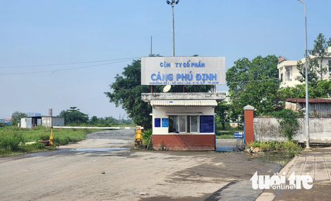 TP.HCM: Cận cảnh 'hoang phế' của Cảng Phú Định - Ảnh 1. Lối vào cảng Phú Định trông cũ kỹ, xuống cấp - Ảnh: NGỌC KHẢI