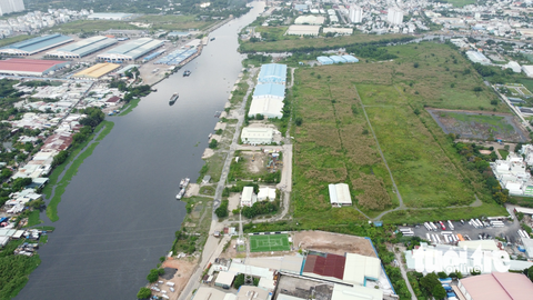 TP.HCM: Cận cảnh 'hoang phế' của Cảng Phú Định - Ảnh 2. Theo quy hoạch, cảng Phú Định là cảng sông có quy mô lớn nhất nước với diện tích 60ha để trung chuyển hàng hóa từ TP.HCM về miền Tây Nam Bộ và kết nối với cảng biển - Ảnh: NGỌC KHẢI