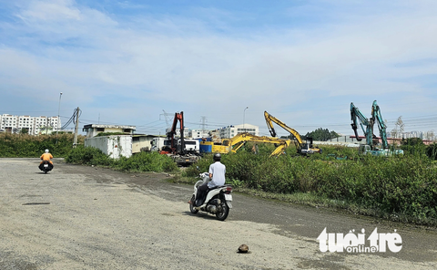 TP.HCM: Cận cảnh 'hoang phế' của Cảng Phú Định - Ảnh 5. Trong các năm 2015, 2016 UBND TP ban hành 3 quyết định điều chỉnh mục đích sử dụng đất của đồ án quy hoạch chi tiết tỉ lệ 1/2000 khu dân cư phường 16, quận 8 tại khu vực cảng Phú Định. Các quyết định này làm giảm diện tích cảng Phú Định chỉ còn hơn 6ha, còn phần lớn diện tích (hơn 44ha) là đất phức hợp có chức năng ở. Đến đầu năm 2018, Công ty cổ phần Cảng Phú Định đề nghị TP quyết định chủ trương đầu tư cho dự án khu dân cư đô thị Cảng Phú Định (tên thương mại Harbor City) - Ảnh: ÁI NHÂN