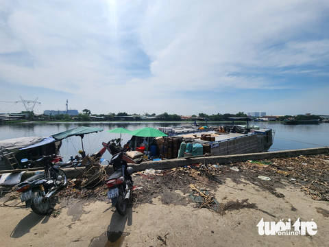 TP.HCM: Cận cảnh 'hoang phế' của Cảng Phú Định - Ảnh 6. Qua rà soát, nhận thấy việc điều chỉnh quy hoạch là không đúng với quyết định Thủ tướng nên ngày 24-7-2020, UBND TP hủy bỏ tất cả 3 quyết định điều chỉnh cục bộ đồ án quy hoạch năm 2015 và năm 2016. Từ đó đến nay cảng Phú Định vẫn giữ mục đích sử dụng là cảng sông - Ảnh: NGỌC KHẢI