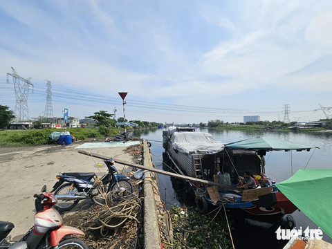 TP.HCM: Cận cảnh 'hoang phế' của Cảng Phú Định - Ảnh 8. Thông thường các ghe, thuyền nhỏ cập cảng Phú Định từ vài ngày đến 15 ngày. Chủ yếu họ sử dụng dịch vụ neo đậu, nước uống, nước sinh hoạt, tiếp dầu - Ảnh: ÁI NHÂN