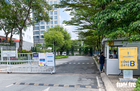 Phản đối tháo dỡ bức tường, SSG tận dụng mặt bằng ven sông làm bãi giữ xe - Ảnh 2. Tại cánh cổng rào ngang đường D4 (lối đi thẳng về phía bức tường giáp với khu Vinhomes) luôn có bảo vệ canh gác nghiêm ngặt không cho người lạ ra vào. Bãi giữ xe này chỉ cho phép phụ huynh học sinh của trường song ngữ và người dân nội khu để xe