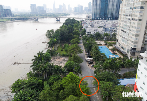 Phản đối tháo dỡ bức tường, SSG tận dụng mặt bằng ven sông làm bãi giữ xe - Ảnh 4. Vị trí cánh cổng (khoanh đỏ) chắn ngang đường D4 để ngăn cách khu vực này thành biệt lập