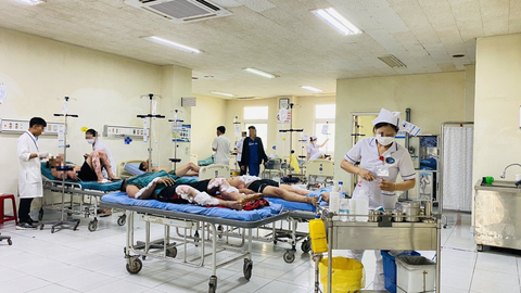 Kích hoạt 'báo động đỏ' cứu người bị nổ bình khí gas ở Dung Quất - Ảnh 1. Toàn bộ bệnh nhân được đưa từ Bệnh viện Đa khoa trung ương Quảng Nam ra Bệnh viện Đà Nẵng chữa trị - Ảnh: MẠNH TRƯỜNG