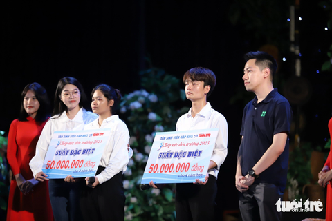 Hai suất học bổng đặc biệt 50 triệu đồng/suất/4 năm được trao cho hai bạn Ka Xuân - tân sinh viên Trường ĐH Khoa học Xã hội và Nhân văn TP HCM - Ảnh: TRUNG TÂN Hai suất học bổng đặc biệt 50 triệu đồng/suất/4 năm được trao cho Ka Xuân và Triệu Đức Minh - Ảnh: TRUNG TÂN