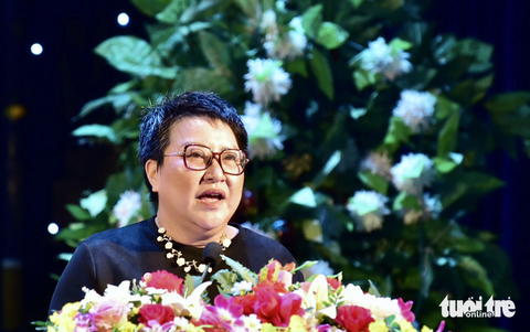 Phó tổng biên tập Trần Gia Bảo - Ảnh: T.T.D. Nhà báo Trần Gia Bảo - phó tổng biên tập báo Tuổi Trẻ - gởi lời cảm ơn đến 90 sinh viên có mặt trong chương trình hôm nay vì đã truyền năng lượng tích cực đến những bạn trẻ khác - Ảnh: T.T.D.