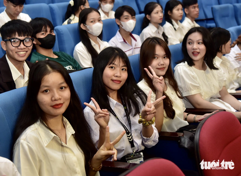 Bạn Vũ Thị Thu An (thứ hai từ trái, ĐH Nông Lâm TP.HCM) cùng các tân sinh viên tỉnh Lâm Đồng vui vẻ làm quen nhau trong dịp nhận học bổng - Ảnh: T.T.D. Bạn Vũ Thị Thu An (thứ hai từ trái qua, Trường ĐH Nông Lâm TP.HCM) cùng các tân sinh viên tỉnh Lâm Đồng vui vẻ làm quen nhau trong dịp nhận học bổng - Ảnh: T.T.D.