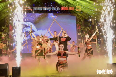 Tiết mục Xôn xang mênh mang cao nguyên Đắk Lắk mở màn do ca sĩ Y Jalin và vũ đoàn BaZan trình diễn - Ảnh: T.T.D. Tiết mục Xôn xang mênh mang cao nguyên Đắk Lắk mở màn chương trình do ca sĩ Y Jalin và vũ đoàn BaZan trình diễn - Ảnh: T.T.D.