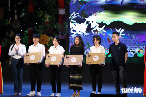 Ông Dương Đình Vũ - Cổ đông sáng lập Công ty Buymed/thuocsi.vn và hoa hậu Nhân Ái 2023 Trần Mỹ Huyền 4 laptop thuộc Quỹ Khuyến học Vinacam - Công ty cổ phần tập đoàn Vinacam - trao học bổng cho 4 bạn Nguyễn Thị Anh - Trường Đại học Kinh tế Quốc dân; Nguyễn Ngọc Hùng - Trường Cao đẳng Phát thanh - Truyền hình 2; Em H'Thư Ajun - Trường ĐH Tây Nguyên; Lương Bùi Phương Linh – Trường Đại học Nông Lâm TP.HCM - Ảnh: TRUNG TÂN Ông Vương Đình Vũ - cổ đông sáng lập Công ty Buymed/thuocsi.vn và Hoa hậu Nhân ái 2023 Trần Mỹ Huyền trao 4 laptop thuộc Quỹ khuyến học Vinacam - Công ty cổ phần tập đoàn Vinacam - cho 4 bạn: Nguyễn Thị Anh - Trường ĐH Kinh tế quốc dân, Nguyễn Ngọc Hùng - Trường CĐ Phát thanh - Truyền hình 2, H'Thư Ajun - Trường ĐH Tây Nguyên, Lương Bùi Phương Linh - Trường ĐH Nông Lâm TP.HCM - Ảnh: TRUNG TÂN