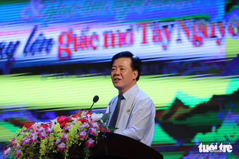 Ông Ngô Văn Đông - chủ tịch Quỹ “Đồng hành nhà nông”, tổng giám đốc Công ty cổ phần phân bón Bình Điền chia sẻ, động viên với các em sinh viên - Ảnh: TRUNG TÂN Ông Ngô Văn Đông - chủ tịch Quỹ “Đồng hành nhà nông”, tổng giám đốc Công ty cổ phần phân bón Bình Điền - chia sẻ, động viên với các em sinh viên - Ảnh: TRUNG TÂN