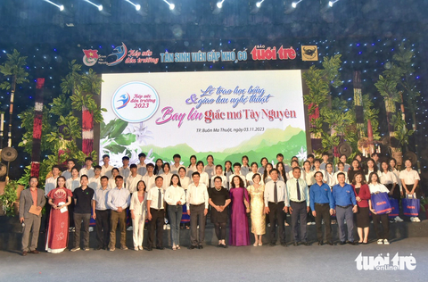 Tiếp sức cho những giấc mơ đại ngàn - Ảnh 19. Các tân sinh viên chụp hình lưu niệm cùng ban tổ chức, nhà tài trợ, khách mời dự lễ trao học bổng tối 3-11 - Ảnh: T.T.D.