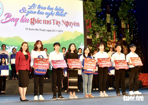 Tiếp sức cho những giấc mơ đại ngàn - Ảnh 18. Bà Lê Thị Ngọc Hường - quản lý cơ sở Hệ thống Anh văn Việt Mỹ Buôn Ma Thuột, tỉnh Đắk Lắk - trao các suất học bổng tiếng Anh cho khóa luyện thi IELTS miễn phí cho tân sinh viên khu vực Tây Nguyên - Ảnh: T.T.D.