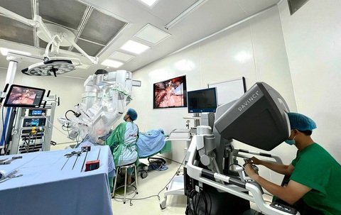 Y bác sĩ Bệnh viện K thực hiện phẫu thuật bằng robot - Ảnh: BVCC Y bác sĩ Bệnh viện K thực hiện phẫu thuật bằng robot - Ảnh: BVCC