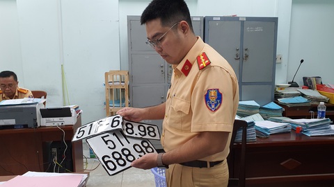 Vụ biển số đẹp 'biến mất': Hệ thống còn mới nên 'trục trặc' - Ảnh 1. Lực lượng cảnh sát giao thông tại TP.HCM thu hồi biển số xe sau khi một người dân bán xe sau ngày 15-8 - Ảnh minh họa: MINH HÒA