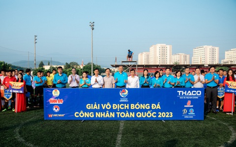 Đại diện ban tổ chức và đại biểu tham dự Giải vô địch bóng đá công nhân toàn quốc 2023 chụp ảnh lưu niệm với các đội bóng - Ảnh: DANH KHANG Đại diện ban tổ chức và đại biểu tham dự Giải vô địch bóng đá công nhân toàn quốc 2023 chụp ảnh lưu niệm với các đội bóng - Ảnh: DANH KHANG