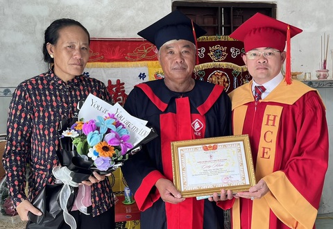 Con mất vì tai nạn, ba mặc lễ phục tốt nghiệp nhận bằng thay - Ảnh 1. Người cha thay con đã mất nhận bằng tốt nghiệp và giấy khen từ trường - Ảnh: T.K.