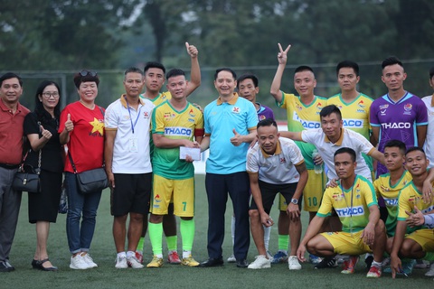 Công doàn Than Khoáng sản Việt Nam được ban lãnh đạo thưởng nóng sau trận ra quân thắng 5-2 trước Công đoàn Hà Nội 1 - Ảnh: HOÀNG TÙNG Công đoàn Than Khoáng sản Việt Nam được ban lãnh đạo thưởng nóng sau trận ra quân thắng 5-2 trước Công đoàn Hà Nội 1 - Ảnh: HOÀNG TÙNG