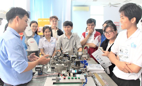 Đại biểu dự Đại hội Hội Sinh viên Việt Nam TP.HCM lần VII tham quan, tìm hiểu tại Khu công nghệ cao TP.HCM - Ảnh: C.TRIỆU Đại biểu dự Đại hội Hội Sinh viên Việt Nam TP.HCM lần VII tham quan, tìm hiểu tại Khu công nghệ cao TP.HCM - Ảnh: C.TRIỆU