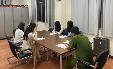 Phá đường dây hoa khôi, ca sĩ, hot Tiktoker bán dâm - Ảnh 1. Các nghi phạm tại cơ quan công an - Ảnh: Bộ Công an