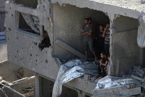 Tin tức thế giới 3-11: Chuyên gia Liên Hiệp Quốc lo ngại 'diệt chủng' ở Gaza, Israel đáp trả - Ảnh 1. Người Palestine trong những ngôi nhà nát bươm do các cuộc tấn công của Israel ở Dải Gaza hôm 1-11 - Ảnh: REUTERS