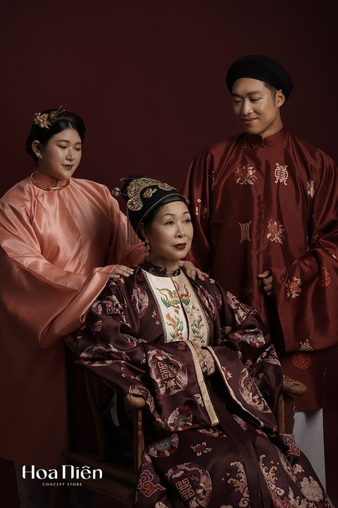 Hồng Vân và hai con trong bộ ảnh - Ảnh: Hoa Niên - Năm Tháng Tươi Đẹp Hồng Vân và hai con trong bộ ảnh - Ảnh: Hoa Niên - Năm Tháng Tươi Đẹp
